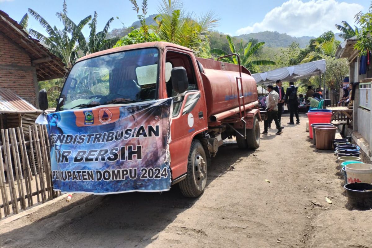 Pemkab Dompu salurkan bantuan air bersih bagi warga terdampak kekeringan