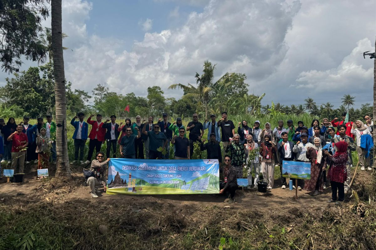 Pertamina mengedukasi penerima beasiswa Sobat Bumi tentang energi bersih