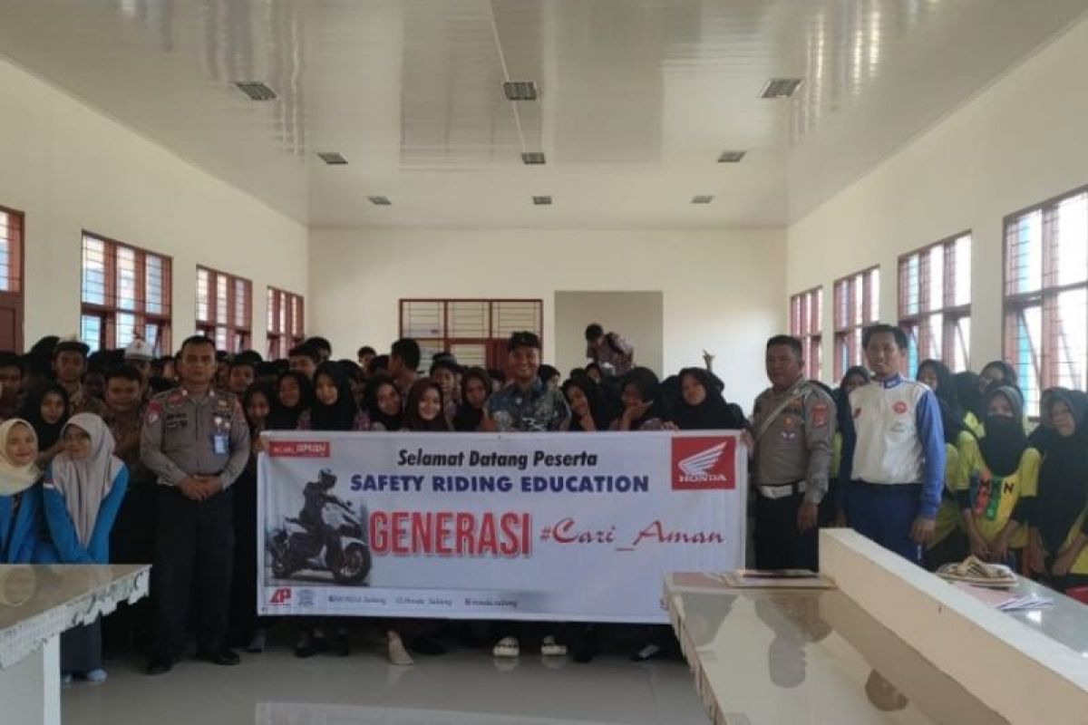 Honda safety riding ajak SMA Al Azhar & SMK Negeri 8 Palu Cari aman