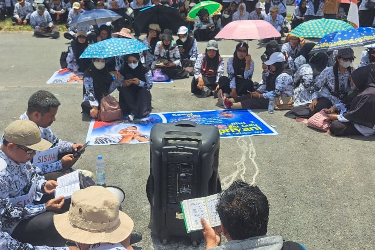 Ratusan guru baca Yasin di depan PN Andoolo dukung guru honrer Supriyani