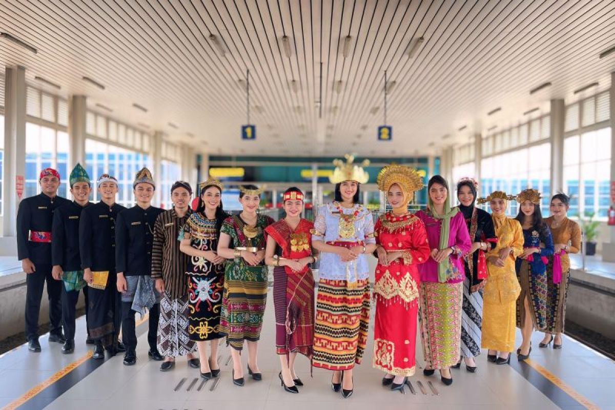 Peringati Sumpah Pemuda, Garda Terdepan KAI Bandara layani penumpang dengan pakaian tradisional