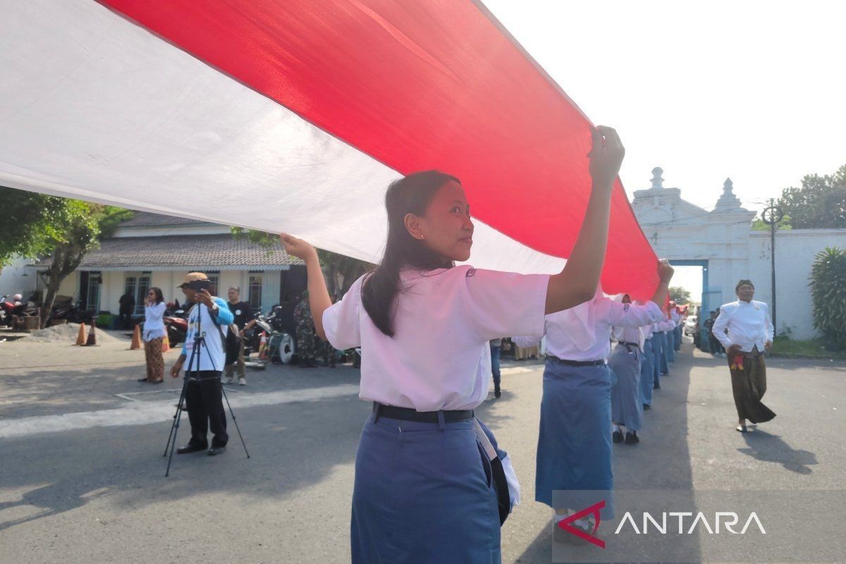 Keraton Surakarta Hadiningrat bentangkan bendera 1.000 m di Hari Sumpah Pemuda