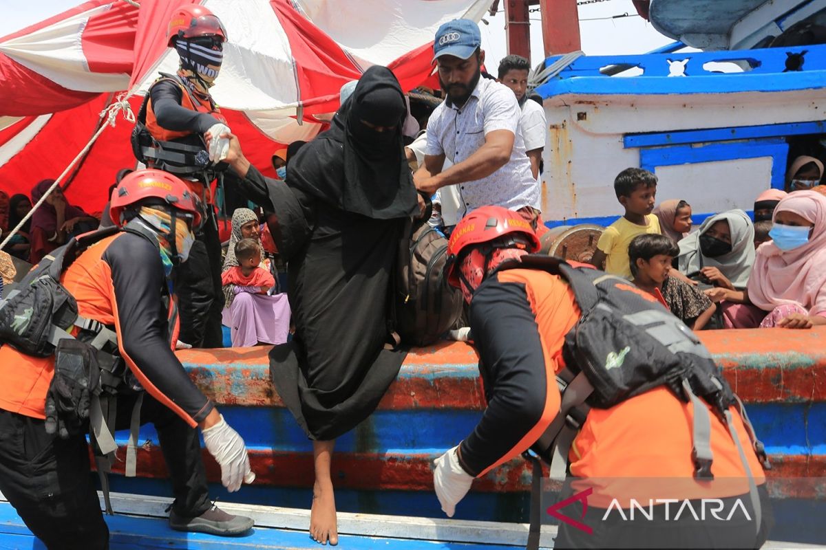 Artikel - Menguak kasus perdagangan orang di balik kedatangan Rohingya di Aceh