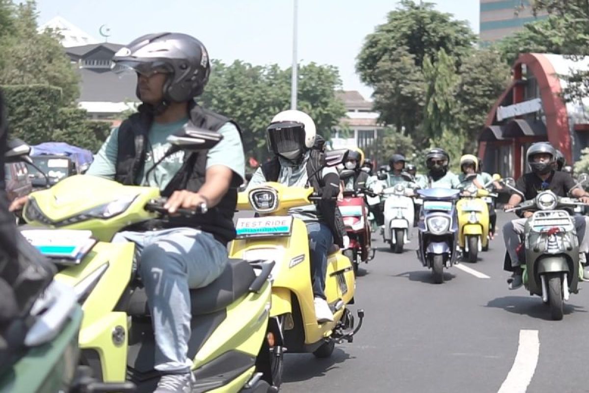 Konvoi motor listrik rayakan HLN dan Sumpah Pemuda