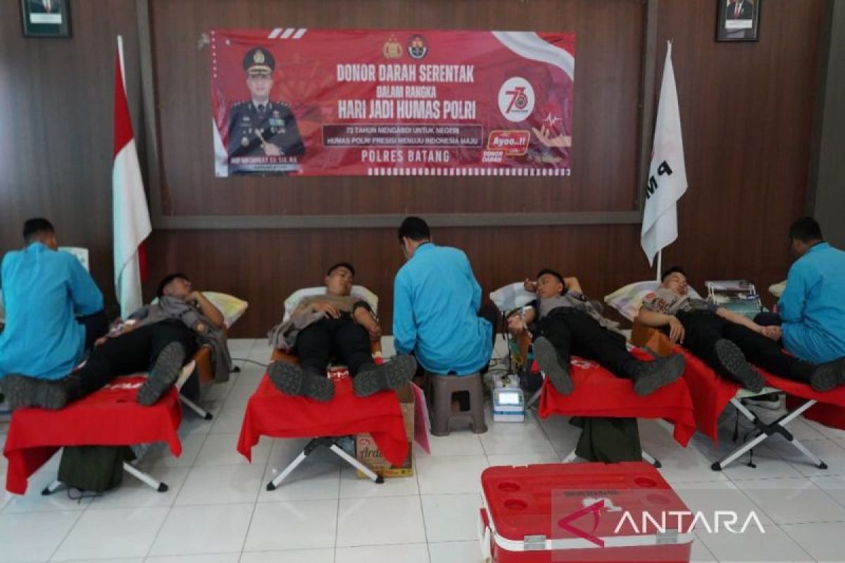 Polisi dan TNI di Batang sumbang 31 kantong darah