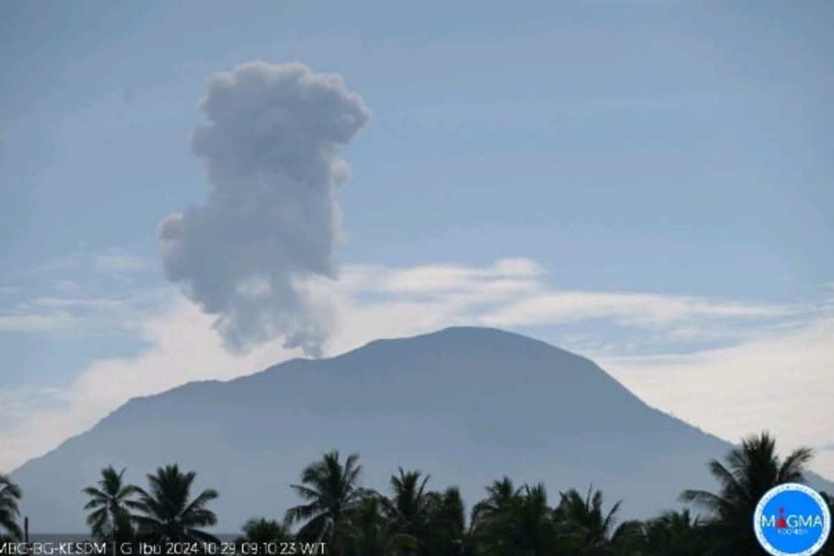 Gunung Ibu di Halmahera Barat kembali erupsi