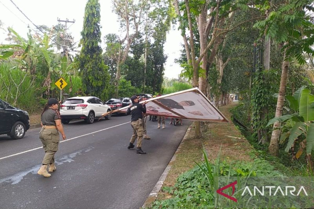 Bupati Bangli dan KPU mencopot baliho kampanye ilegal