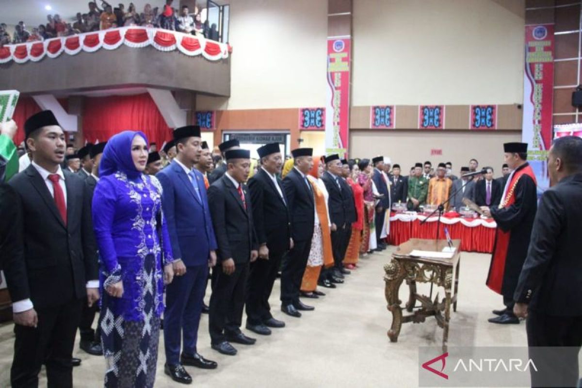 30 anggota DPRD Kolaka periode 2024-2029 resmi di lantik