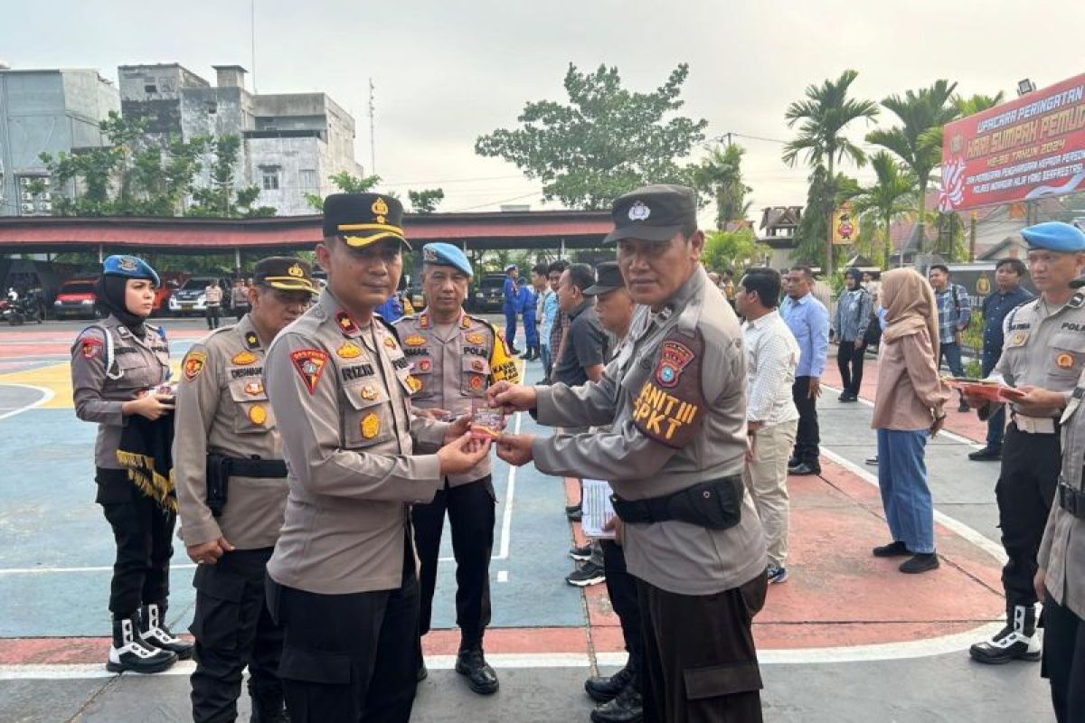 Polres Inhil bagikan buku saku netralitas Polri