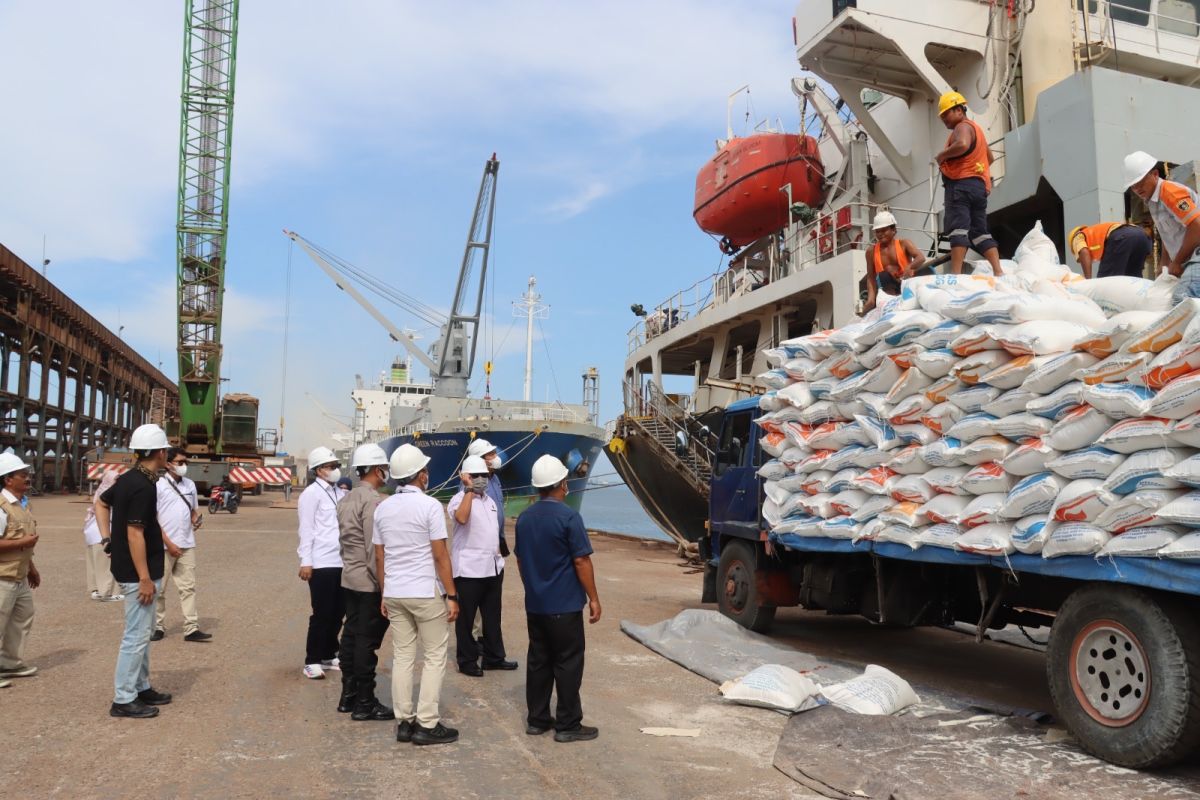 5.000 ton beras Bulog asal Myanmar tiba di Dumai