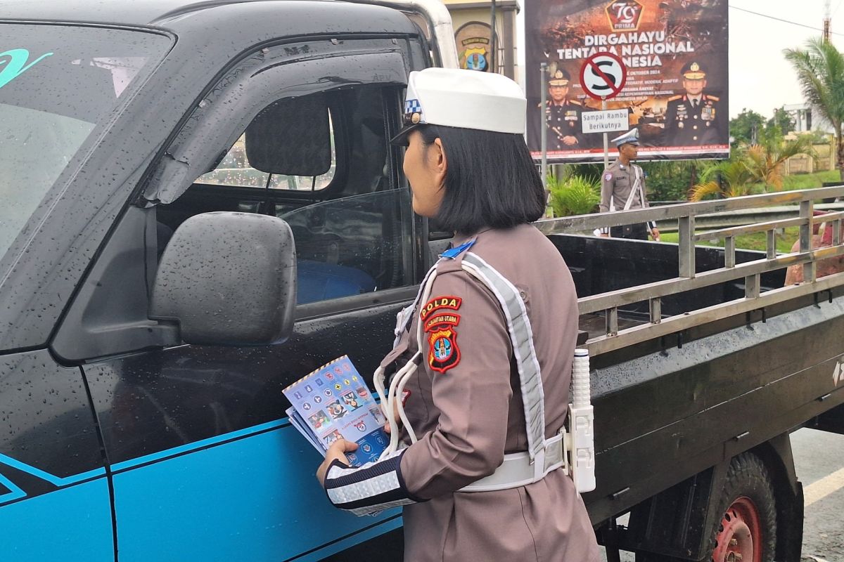 Personel Ditlantas Polda Kaltara membagian Leaflet Kepada Para Pengendara di Jalan Raya