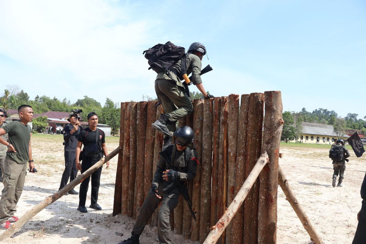 Dansat Brimob Polda Kaltara Membuka Perlombaan BRIMOB SWAT CHALLENGE