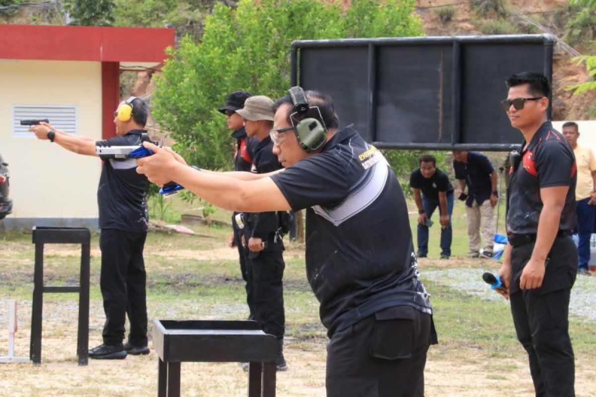 Kapolda Kaltara Ikut Lomba Menembak Dalam Rangka HUT Korps Brimob