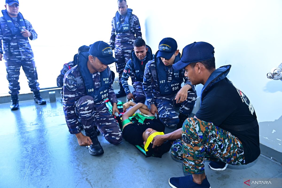 Saat berlayar ke Fiji, KRI WSH-991 sempatkan latihan peran di cuaca buruk