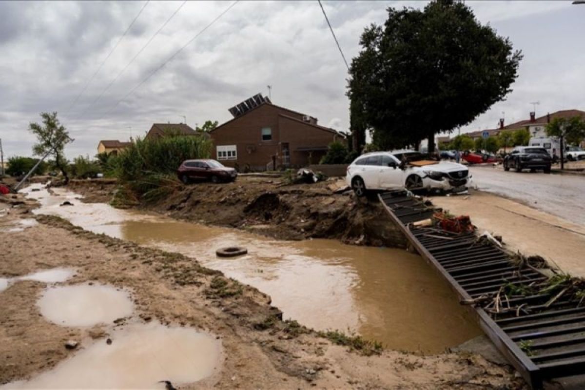 Sejumlah orang hilang, kereta cepat disetop akibat banjir di Spanyol