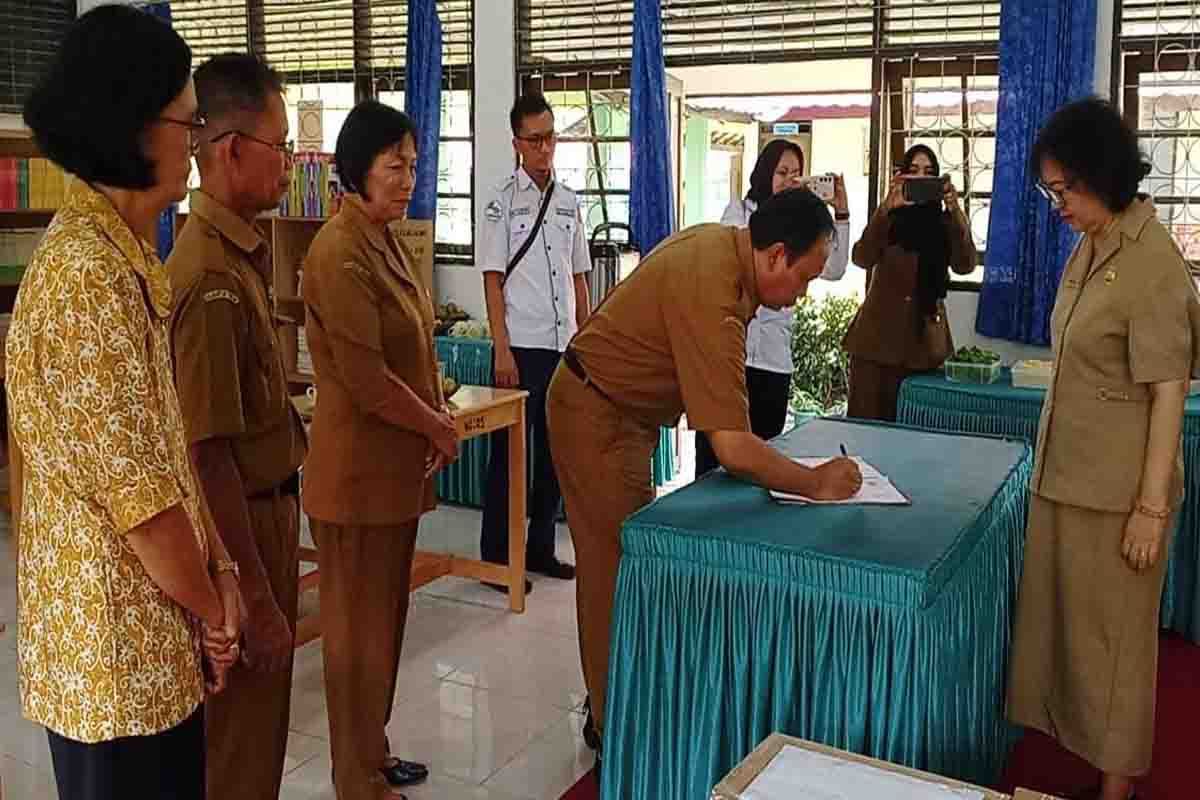 Disarpustaka salurkan 150 buku kepada SMPN 2 Kapuas Hilir