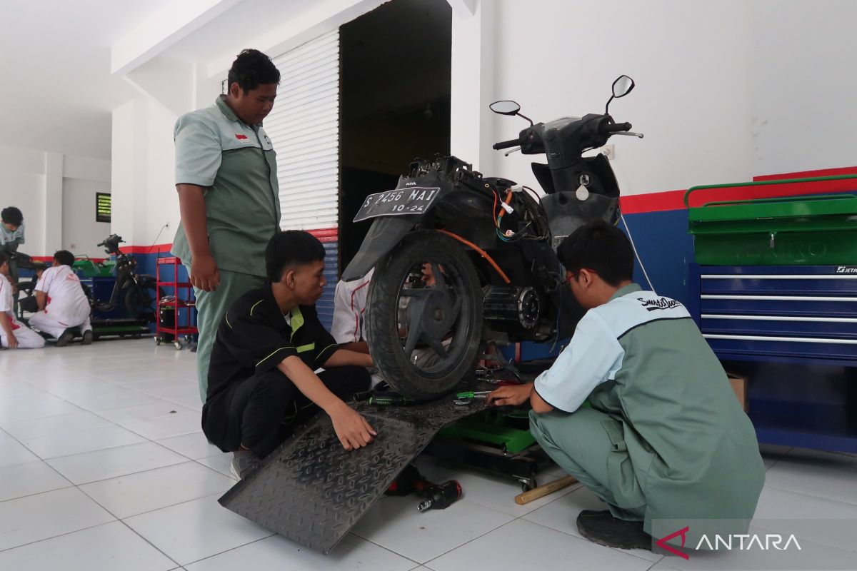 Mencetak teknisi andal kendaraan listrik dari sekolah vokasi di Mataram