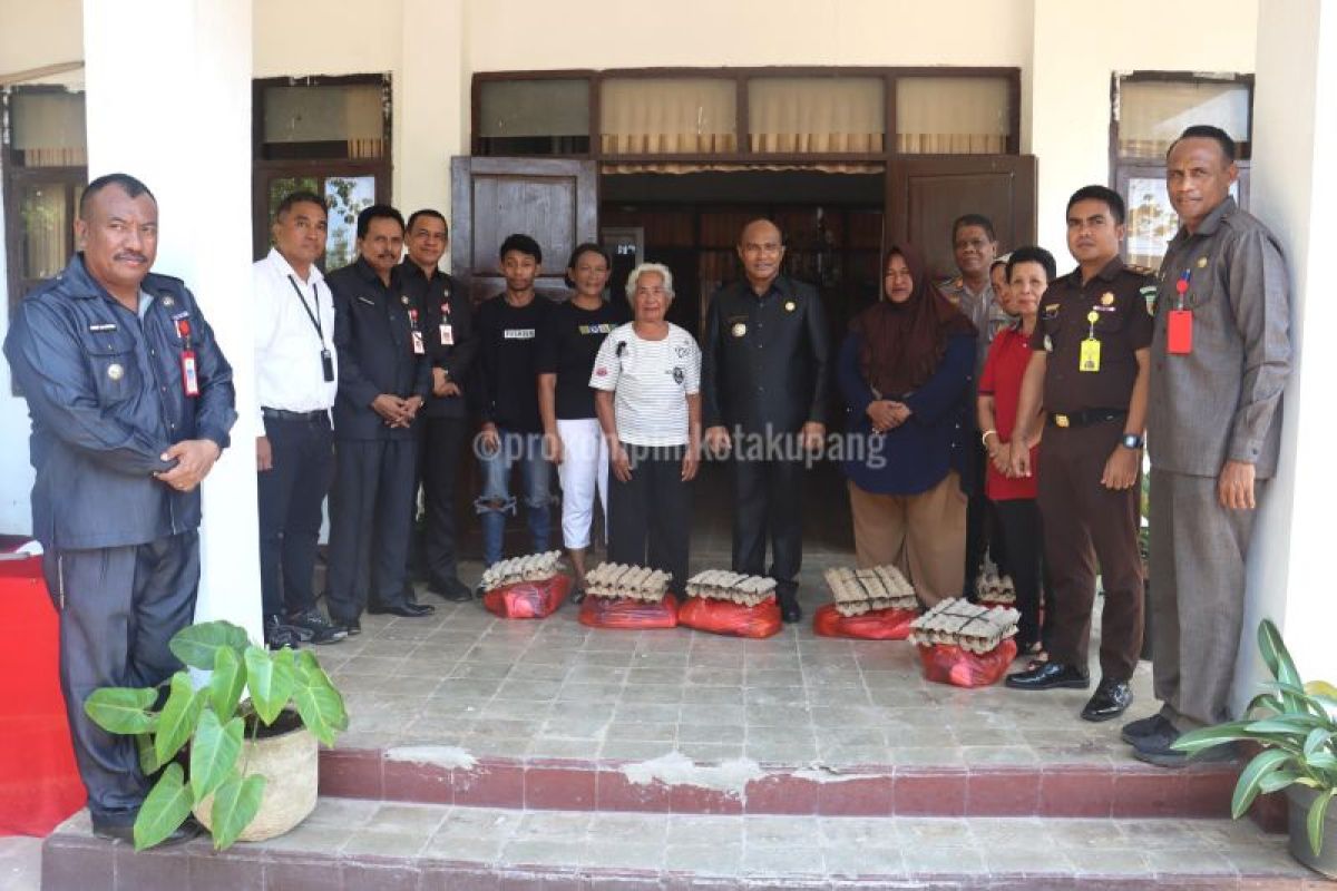 Pemkot Kupang salurkan paket sembako tahap dua bagi PKL