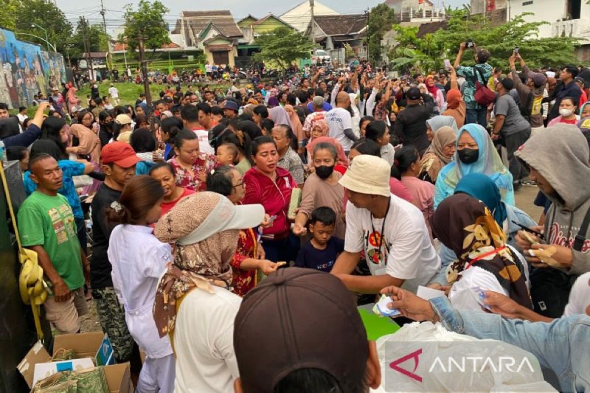 Ratusan warga Mojosongo Solo ikuti kegiatan tebus murah bahan pokok