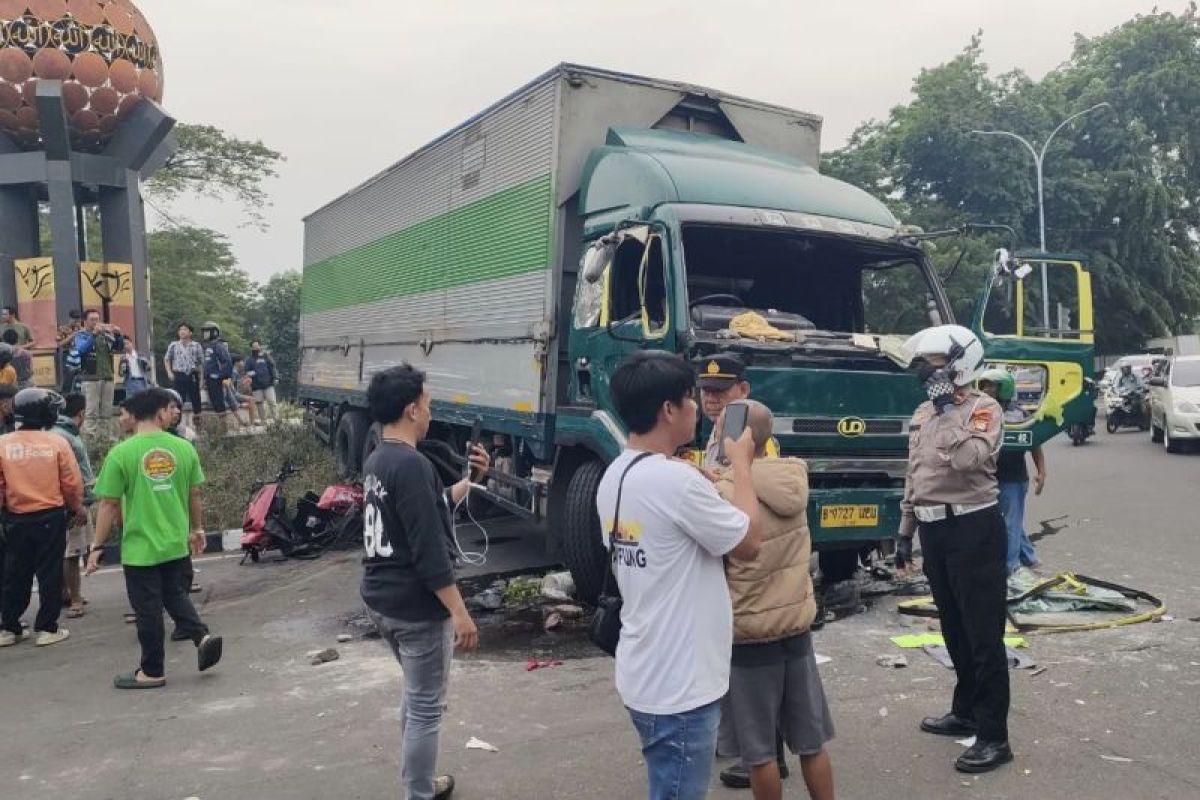 Sementara ada tiga korban dari kecelakaan truk di Tangerang