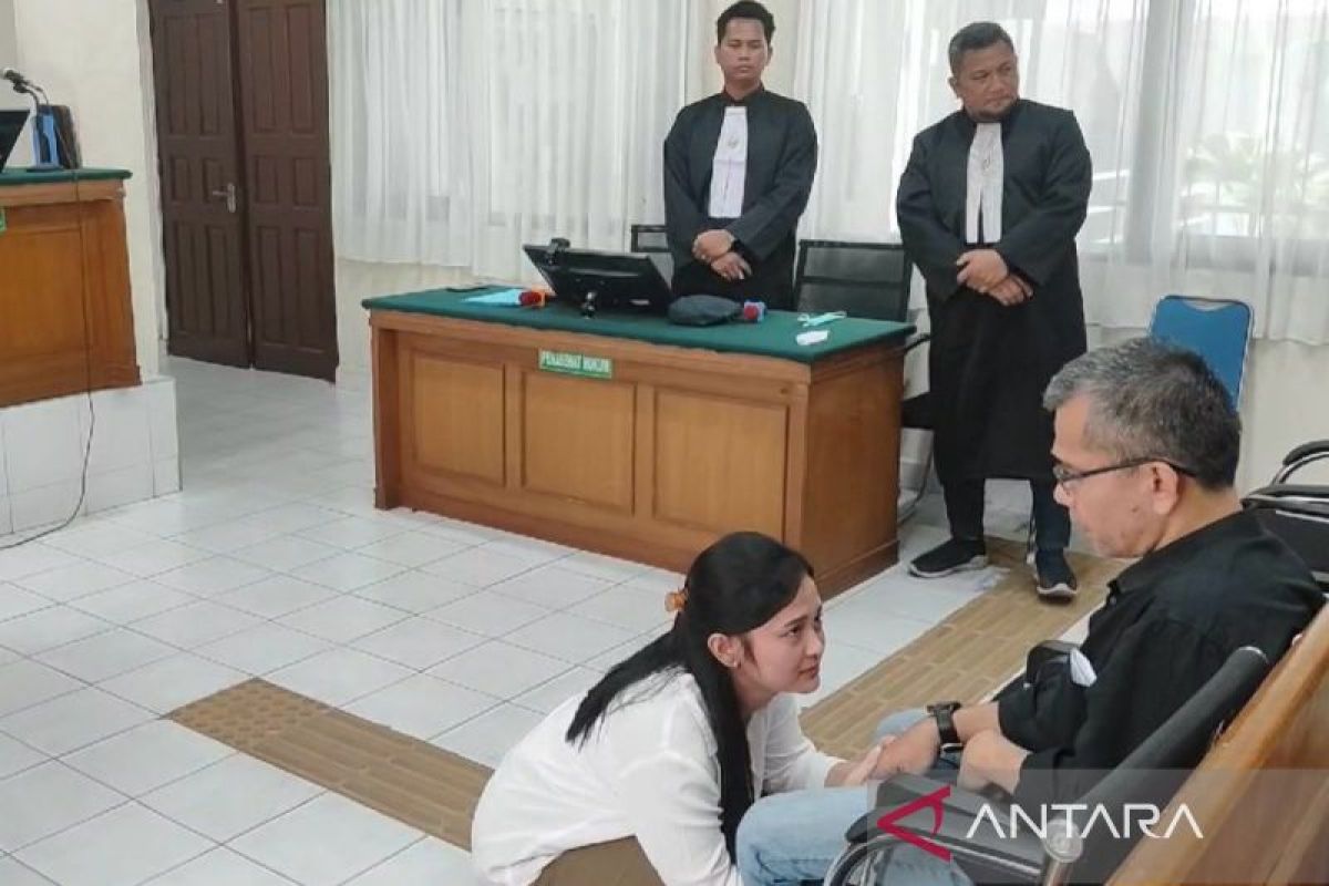 Marisa Putri bersimpuh di ruang sidang, keluarga korban minta proses hukum tetap berjalan