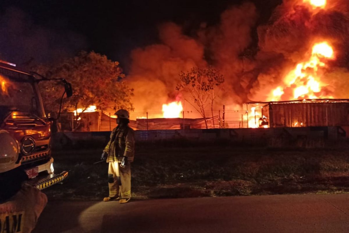 Pangkalan truk di Cakung, Jakarta Timur terbakar