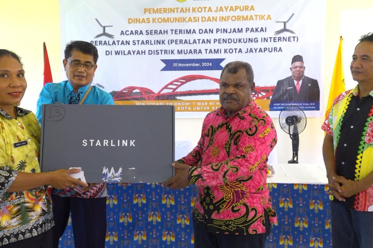 Pemkot Jayapura serahkan dua unit Starlink ke warga perbatasan