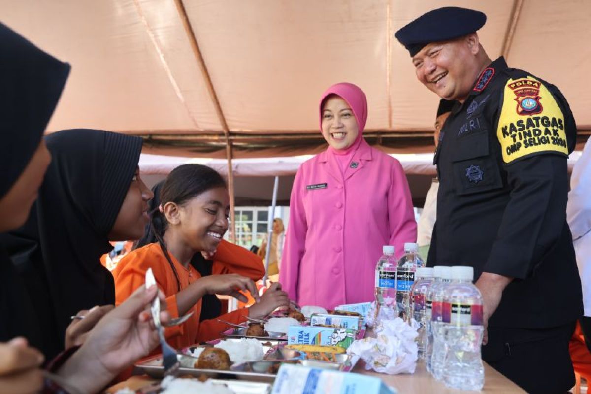 Brimob Polda Kepri sediakan sarapan bergizi untuk siswa SD di Pulau Galang