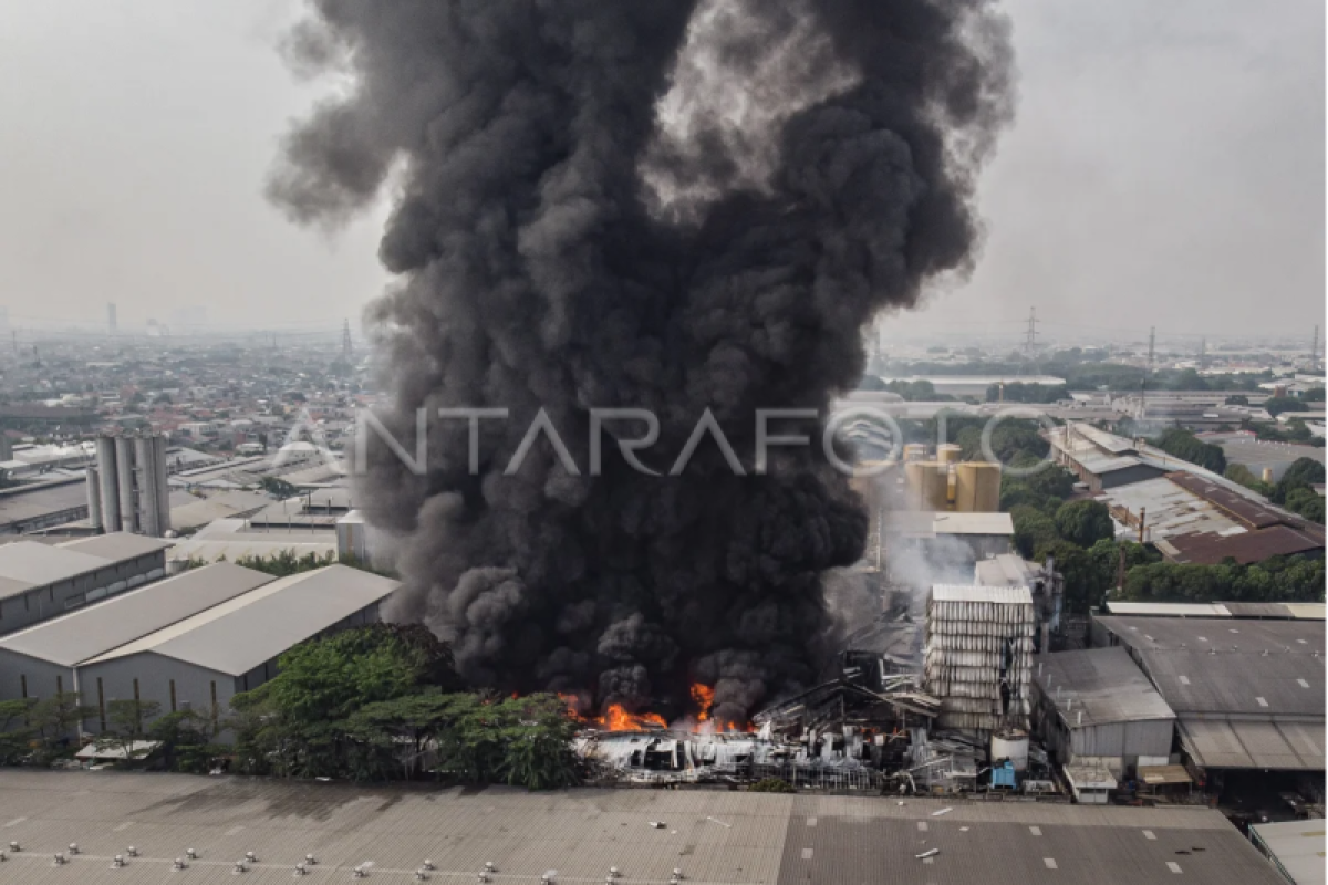 Kebakaran pabrik di Bekasi