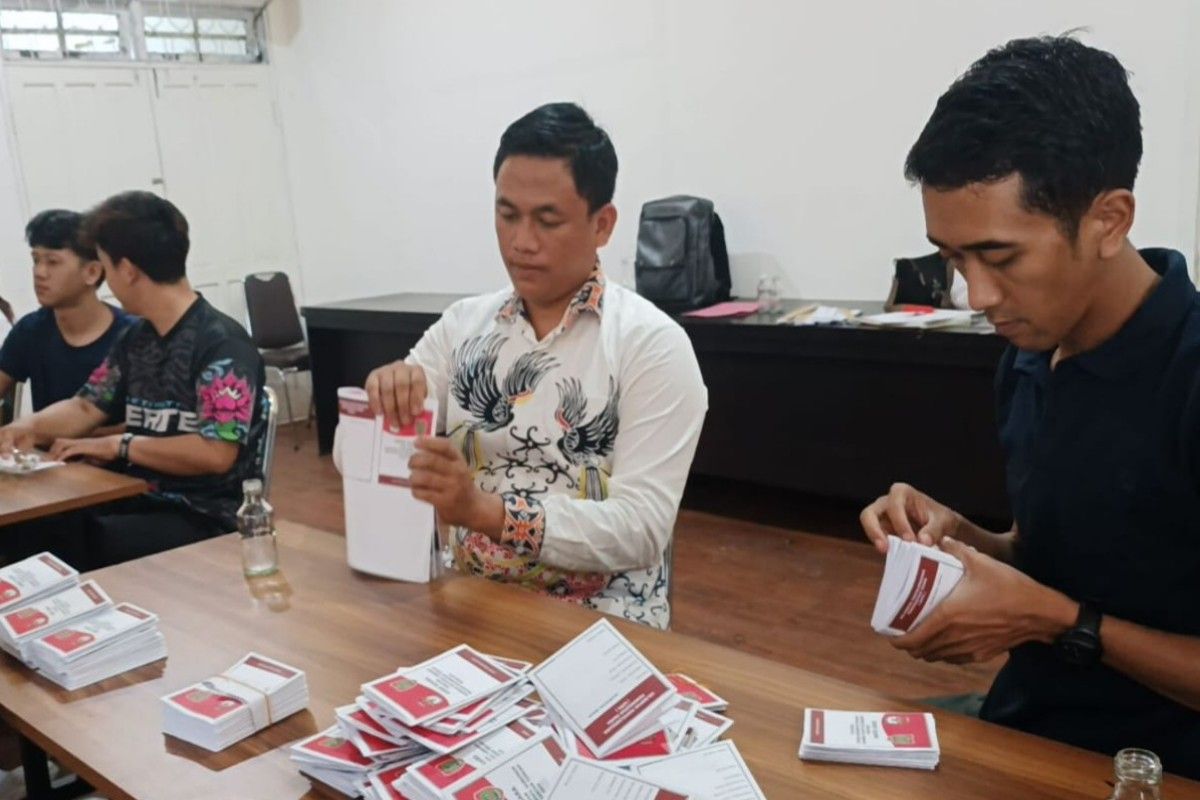 KPU Gumas libatkan puluhan orang sortir dan lipat surat suara