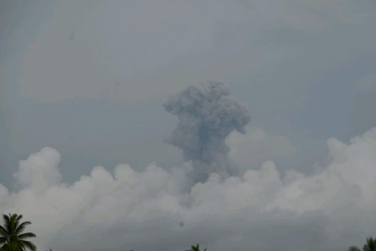 Gunung Ibu di Halmahera Barat kembali erupsi