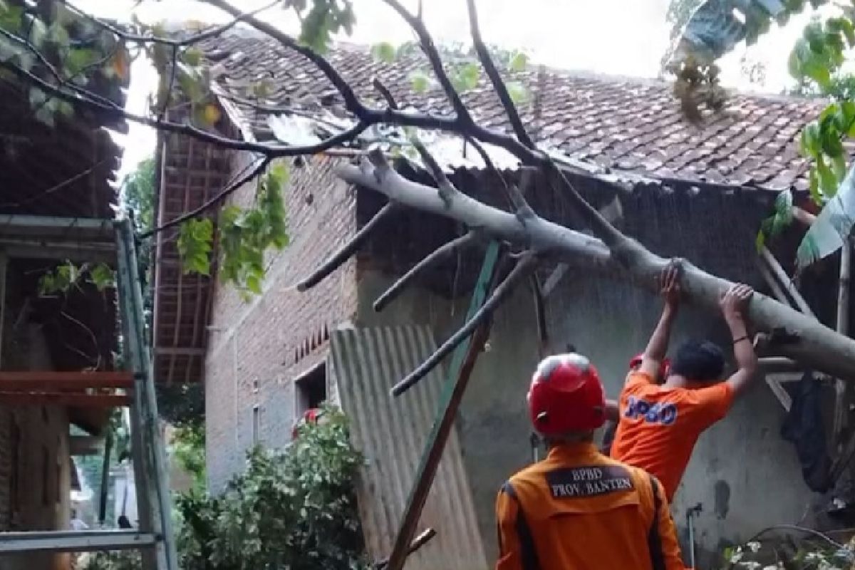 Angin kencang, 278 rumah di Serang rusak