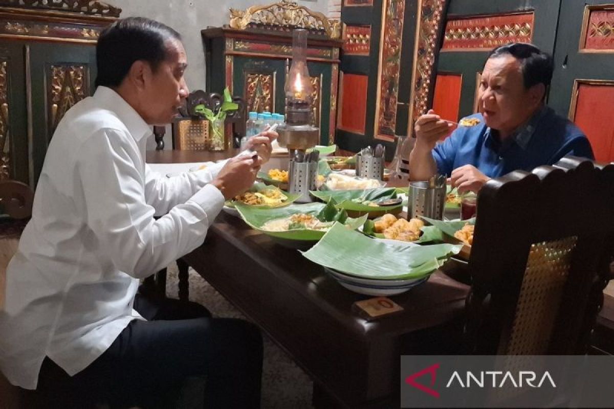 Prabowo bertemu Jokowi di angkringan Solo sambil makan malam