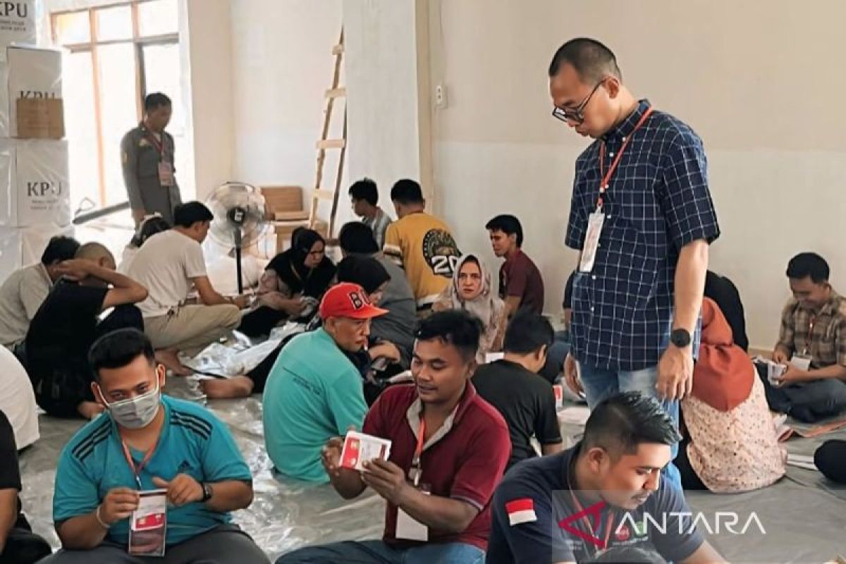 KPU OKU Timur kerahkan 150 pekerja pelipat surat suara