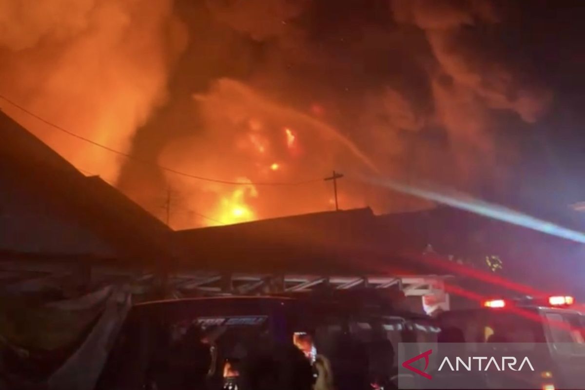 Relawan pemadam kebakaran meninggal dalam kebakaran gudang di Banjarmasin