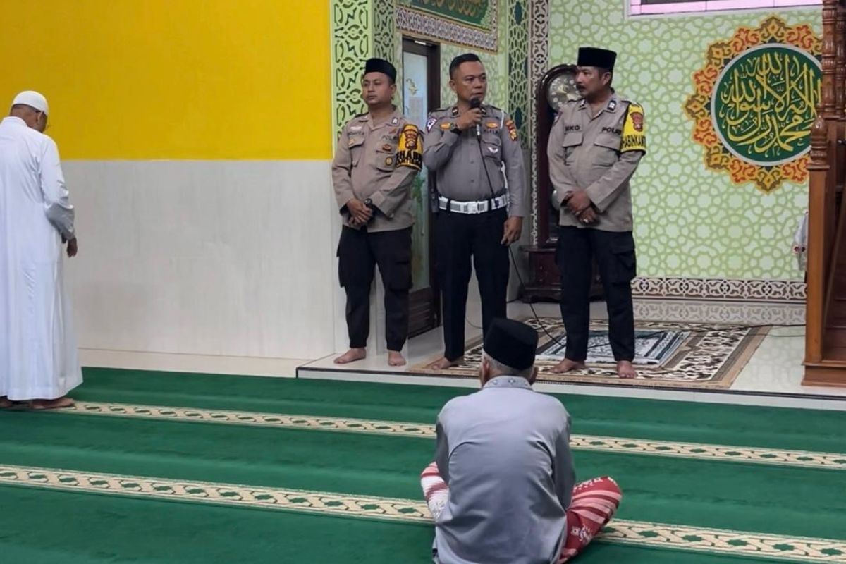 Polsek Senapelan ajak jamaah masjid jaga kedamaian