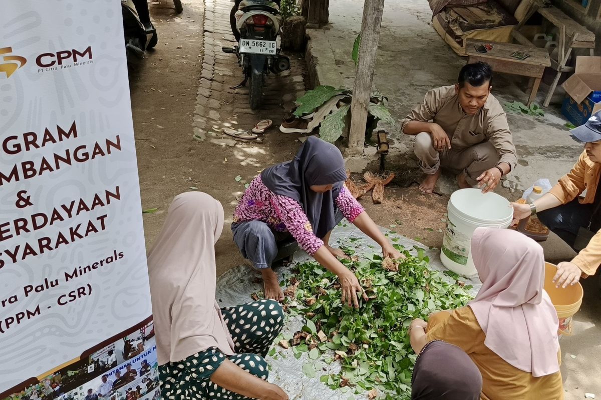 CPM Palu latih ibu-ibu di lingkar tambang buat pupuk cair organik