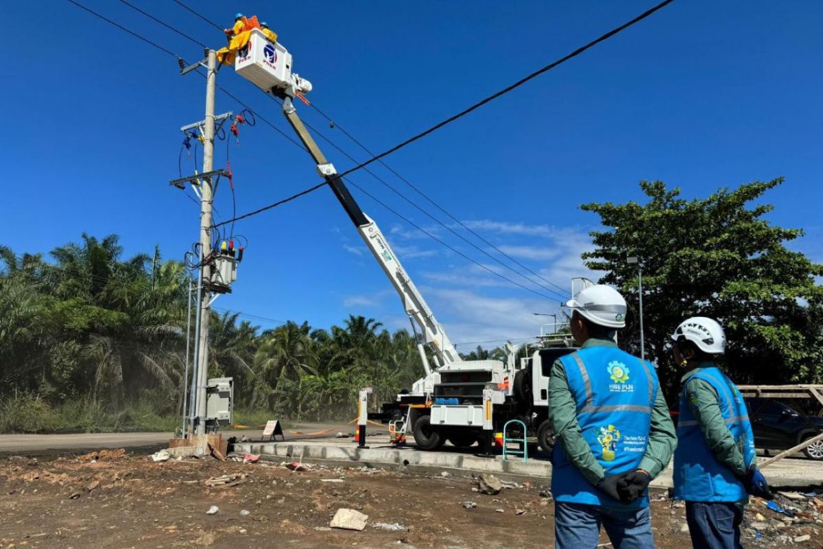 PLN S2JB kerahkan petugas perbaiki jaringan pada musim hujan