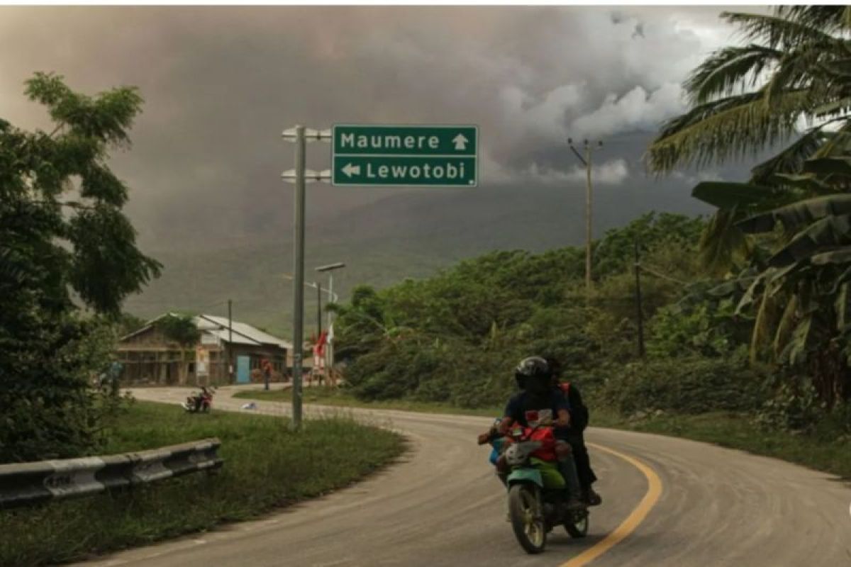 Gunung Lewotobi naik status ke level IV Awas