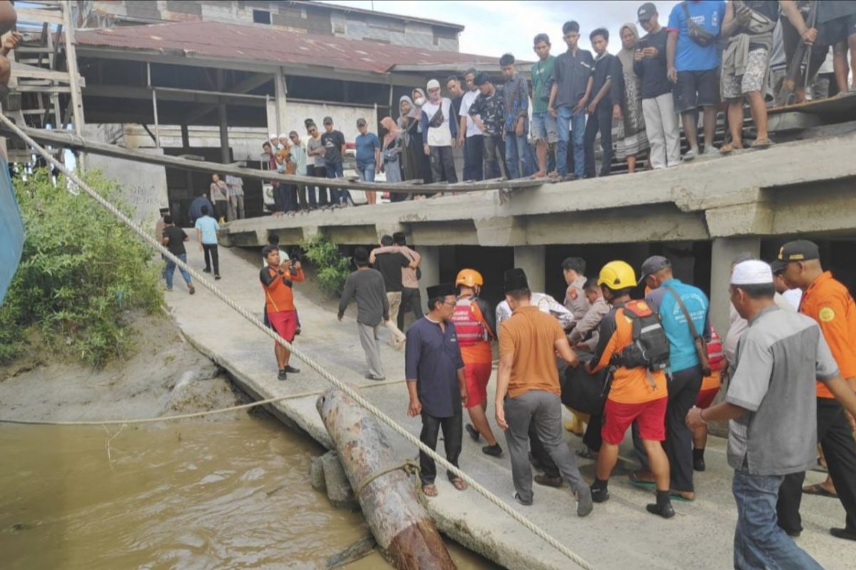 Perahu bocor di laut empat nelayan terapung di Laut Panipahan Rohil, satu tewas