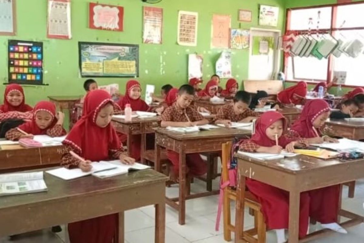 Satgas TNI lingkup Kodam XIV/HSN bantu merehabilitasi sekolah di Bone