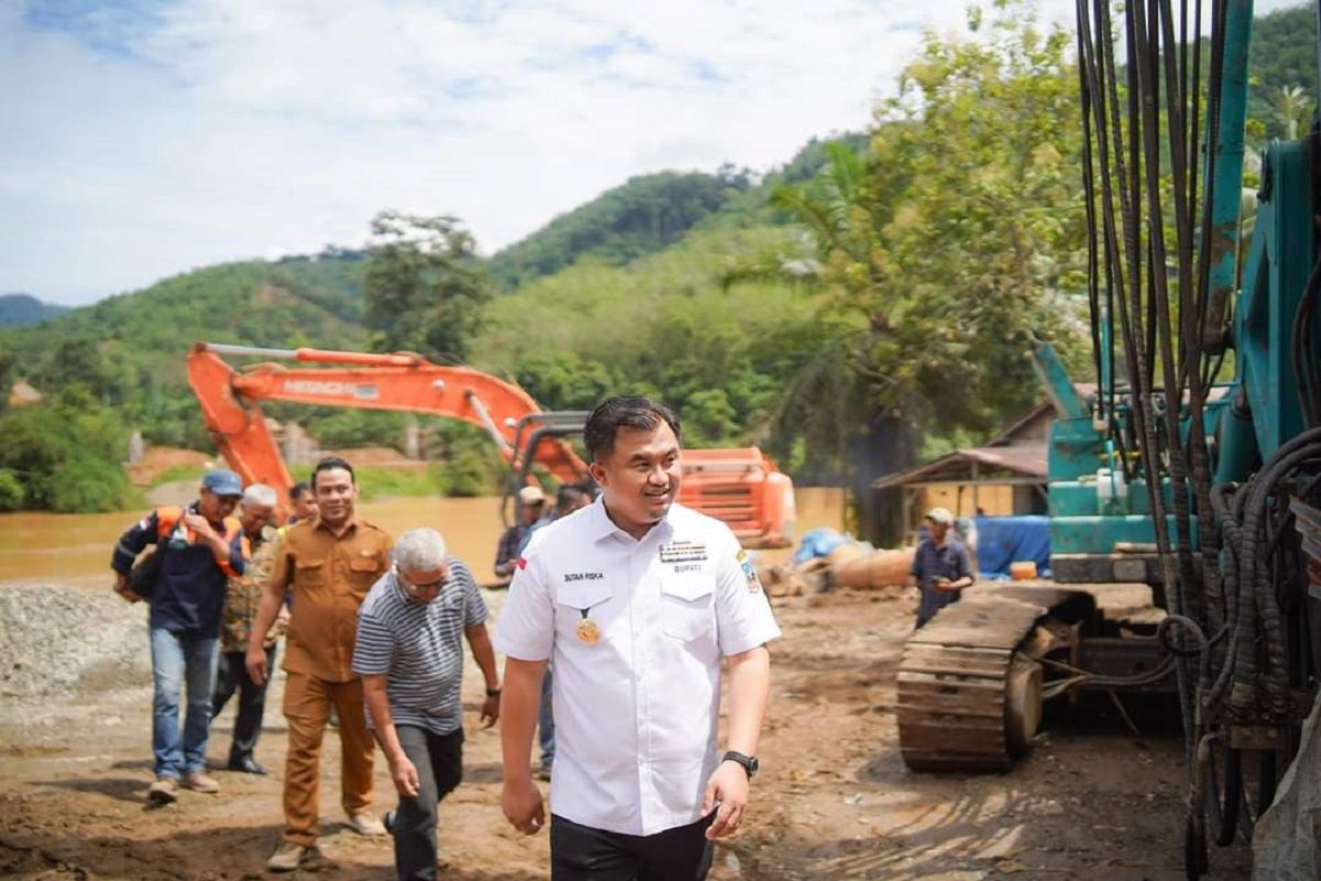 Bupati Dharmasraya tinjau pembangunan jembatan gantung siguntur