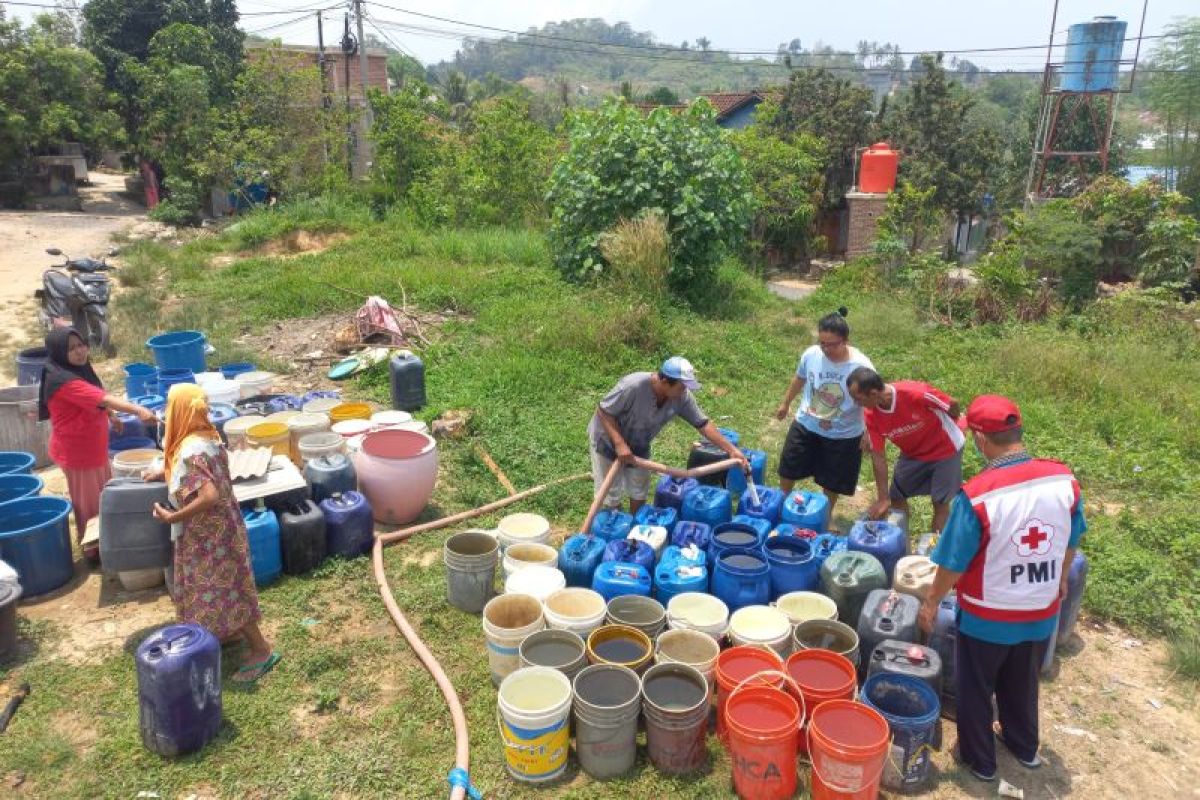 PMI Provinsi Lampung salurkan air bersih di tiga kecamatan di Bandarlampung