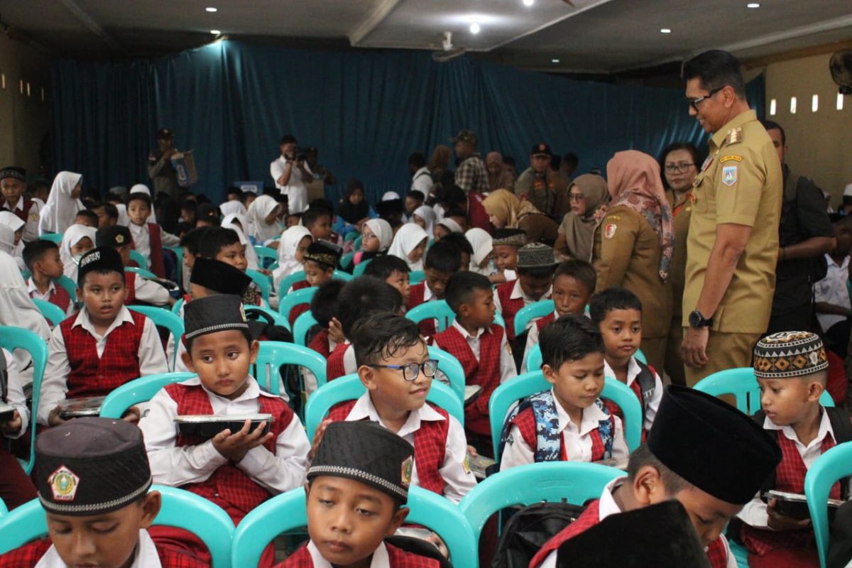 Pj Gubernur Papua Selatan tinjau makan bergizi gratis siswa sekolah