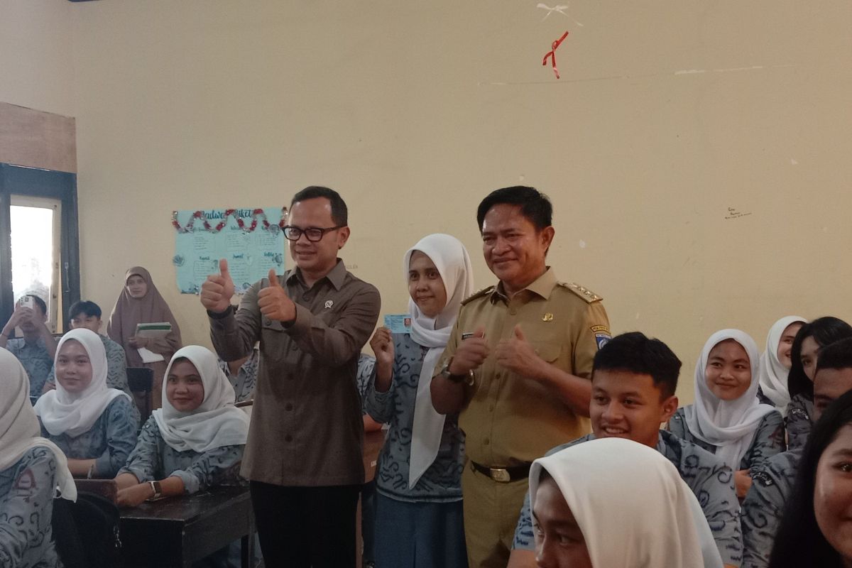 Wamendagri berikan KTP kepada siswa SMAN 1 Mataram jelang Pilkada serentak 2024