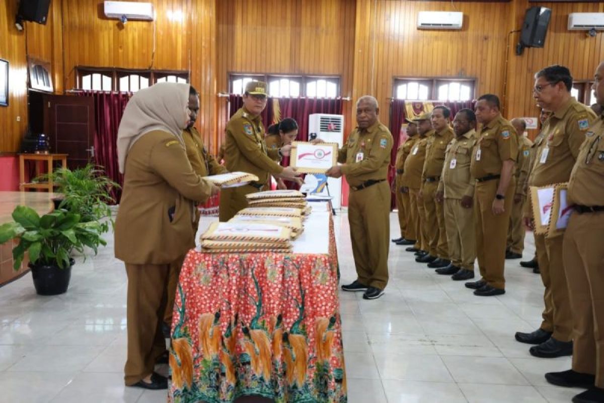 Pj Gubernur Papua Tengah ingatkan OPD efisien gunakan anggaran