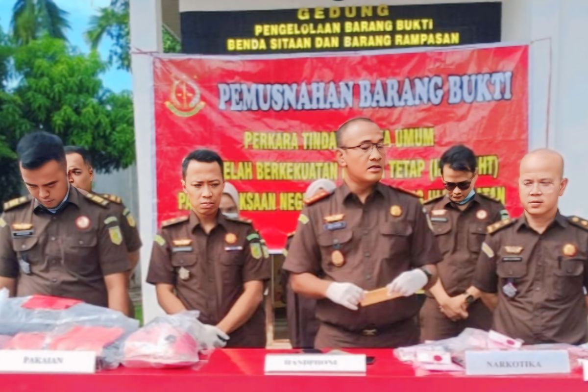 Kejari OKU Selatan musnahkan barang bukti dari 31 perkara