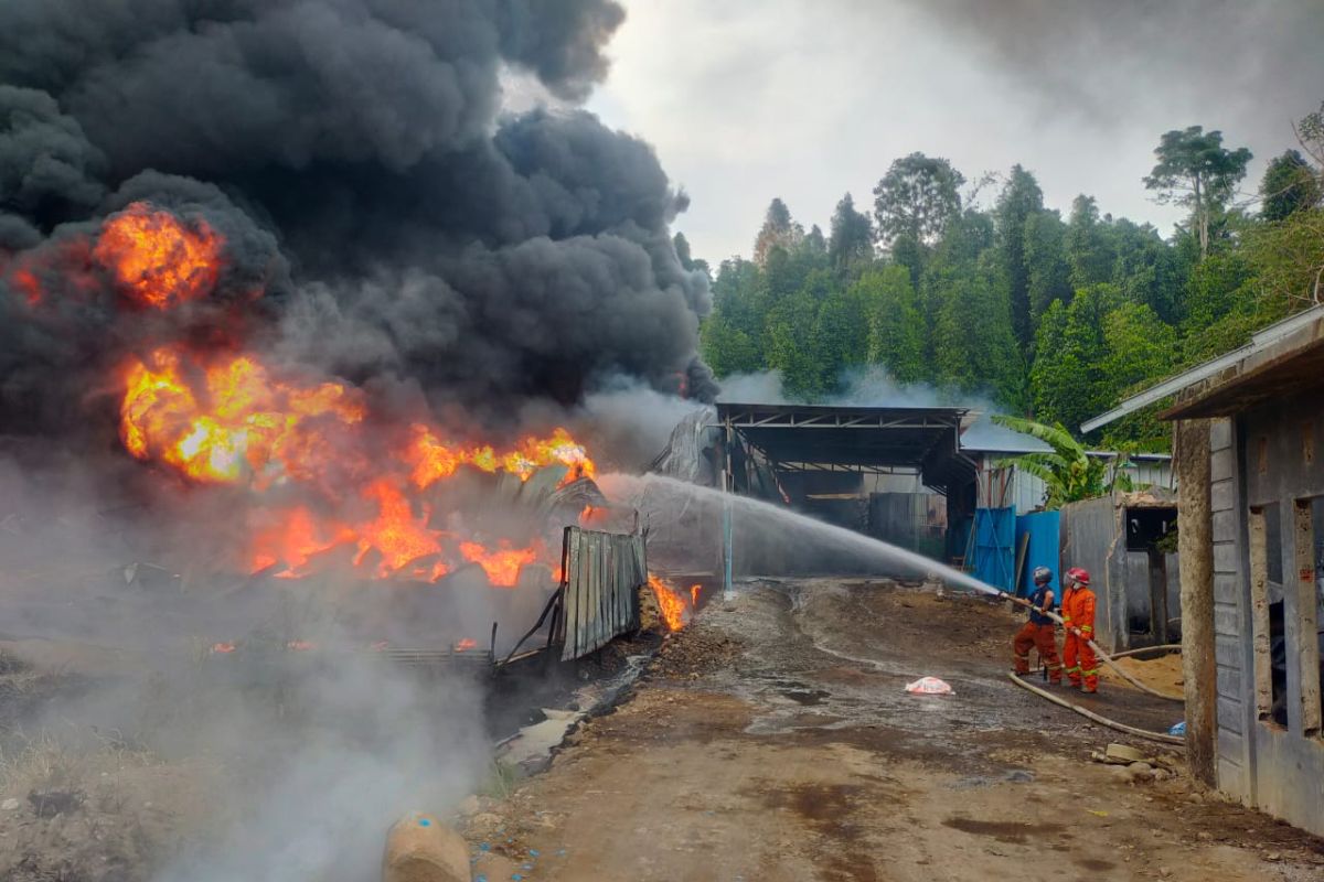 Damkar Bandarlampung: Api di gudang BBM dipadamkan setelah 14 jam