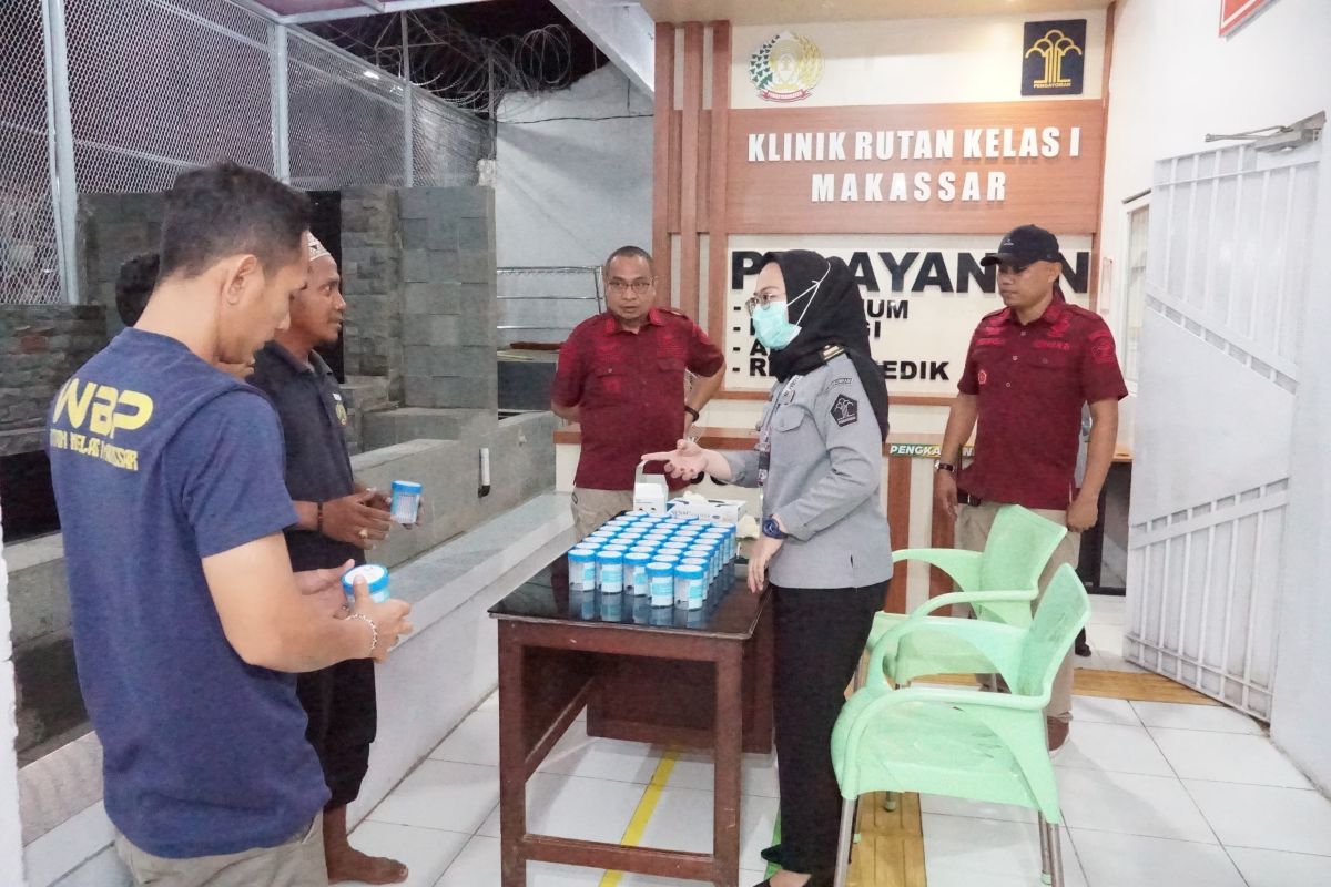 Puluhan narapidana Rutan Makassar menjalani tes urine saat razia