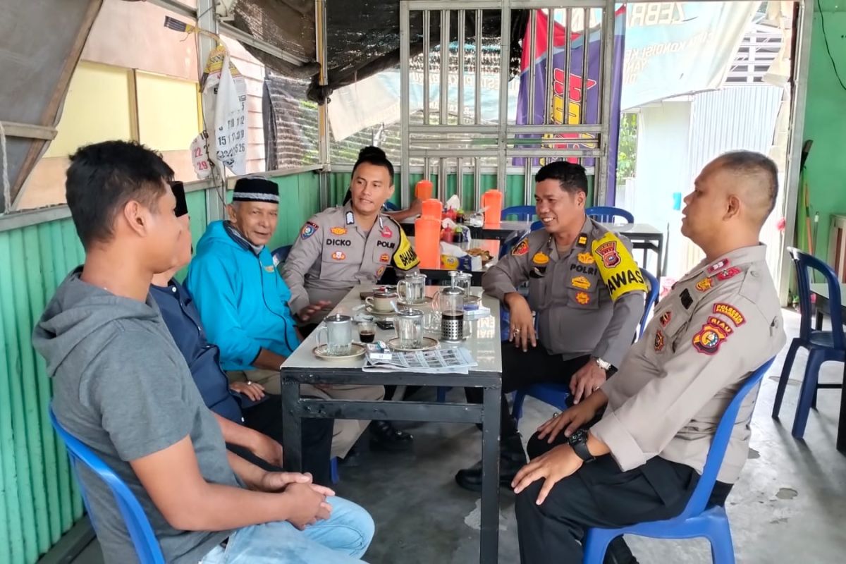 Panit Reskrim dan Bhabinkamtibmas gencarkan sosialisasi pilkada damai dari warung ke warung